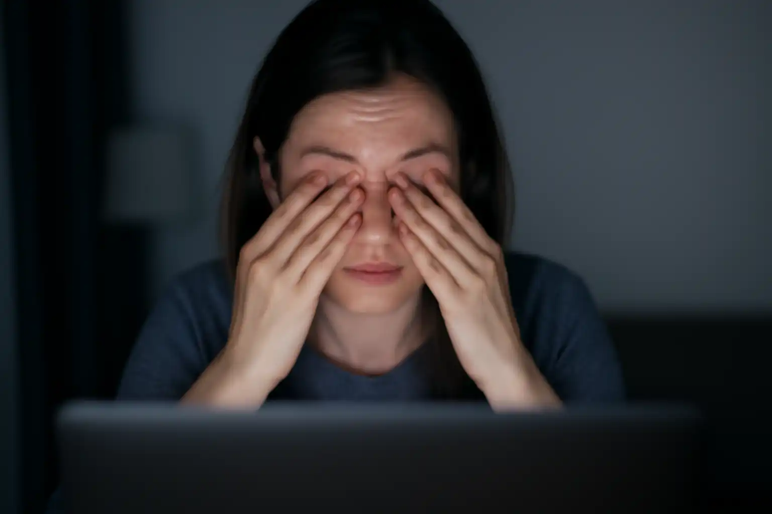 personne écran yeux fatigués